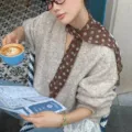 Franse vintage bruine polkadot smalle zijden sjaal voor dames, elegante chique halsdoek. - Koffie Stippen
