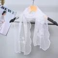 Witte kant sjaal met blo borduurwerk elegante mode accessoire voor vrouwen lente zomer. - Kleine witte kanten sjaal met zevenbladige madeliefjes