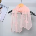 Roze kanten bloemensjaal voor dames, lichte doorschijnende halsdoek en elegante zomeromslag. - Kleine roze kanten sjaal met zevenbladige madeliefjes