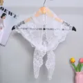 Lente zomer witte kanten geborduurde driehoek sjaal, retro bloemvormige nek sjaal. - Kanten driehoekige sjaal met vlinderbloemen - Wit