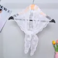 Witte kanten geborduurde driehoek sjaal transparante holle hoofddoek stijlvolle damessjaal - Driehoekige sjaal van kant met chrysanten - Wit