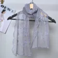 Elegante grijze kant geborduurde sjaal voor dames, chic bloemendesign, veelzijdige omslagdoek. - Kleine grijze kanten sjaal met zevenbladige madeliefjes