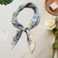 Vintage blauwe paisley katoen linnen vierkante sjaal, chique Franse stijl hoofddoek. - Broken Wit