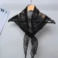 Foulard triangulaire en dentelle noire pour femme, accessoire de cou brodé de fleurs. - Noir