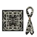 Schwarzes Seiden-Quadrat-Halstuch mit klassischem Reitergurt-Muster und feinem Rollsaum. - Stil 14