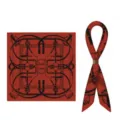 Rotes Samt-Quadrat-Tuch und Twilly-Set mit klassischem schwarzen Reiter-Harness-Druck. - Stil 15