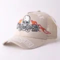 Casquette de baseball trucker beige avec broderie de crâne et empiècements mesh respirants. - Réglable / Crâne enflammé - Beige