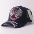 Vue rapprochée détaillée de la casquette de baseball en résille brodée de têtes de mort. - Réglable / Tête de dragon de feu - Bleu marine