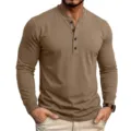 Detailansicht des khakifarbenen Herren Langarm Henley Hemdes mit Knopfleiste. - M / Khaki