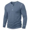 Nahaufnahme eines langärmeligen Herren Henley Shirts mit Kontrastnähten und Knopfleiste. - S / Blau