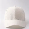 Detaillierte Nahaufnahme einer weißen Mesh-Baseballkappe mit funkelnden Strasssteinen. - Verstellbar / Schlichter kleiner Strass - Beige