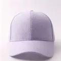 Lila Mesh-Baseballkappe Detail mit funkelnden Strasssteinen und gebogenem Schirm. - Verstellbar / Schlichte Kappe mit kleinen Strasssteinen – Lila