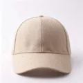 Detailaufnahme der beigen Strass-Baseballkappe, strukturiertes Gewebe, glitzernde Kristalle. - Verstellbar / Schlichte Kappe mit kleinen Strasssteinen – Khaki