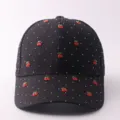 Schwarze Kappe mit Strasspunkten und roten Kirschen, stylischer Sonnenschutz für Damen. - Verstellbar / Frische kleine Kirsche - Schwarz
