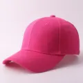 Gorra de béisbol de algodón rosa intenso liso, diseño rígido clásico para protección solar informal. - Ajustable / Parte Superior Dura Lisa / Rosa rojo