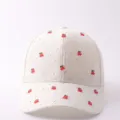 Weißes Baseballcap mit süßen roten Kirschen und funkelnden Strasssteinen für den Sommer. - Verstellbar / Frische kleine Kirschen - Beige