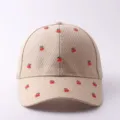 Beigefarbene Baseballcap mit Netzstoff, Perlen-Kirschen und Strass für den Sommer. - Verstellbar / Frische kleine Kirsche - Khaki