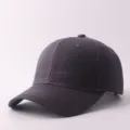 Gorra de béisbol de algodón simple en gris oscuro, diseño unicolor clásico y diario. - Ajustable / Parte Superior Dura Lisa / Gris oscuro