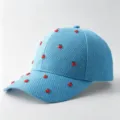 Hellblaue Baseballkappe mit Strasssteinen und roten Kirschen, atmungsaktiver Sommerhut. - Verstellbar / Frische kleine Kirschen – Blau