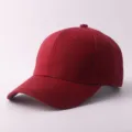 Gorra de béisbol roja de algodón, sombrero rígido clásico de protección solar para el día a día. - Ajustable / Parte Superior Dura Lisa / Burdeos