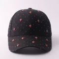 Schwarze Baseballkappe mit funkelnden Strasssteinen und süßen roten Erdbeer-Anhängern. - Verstellbar / Frische Erdbeere - Schwarz