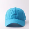 Gorra de béisbol de algodón liso azul cielo con ala ancha para protección solar. - Ajustable / Parte Superior Suave Lisa / Azul