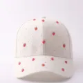 Beige Mesh-Baseballkappe mit roten Erdbeer-Anhängern und funkelnden Strasssteinen. - Verstellbar / Frische Erdbeere - Beige