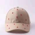 Beige Mesh Baseballkappe verziert mit roten Erdbeeren und funkelnden Strasssteinen für Sommertage. - Verstellbar / Frische Erdbeere - Khaki