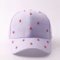 Süße lila Mesh-Baseballkappe, verziert mit süßen Erdbeer-Charms und glitzernden Strasssteinen. - Verstellbar / Frische Erdbeere - Lila