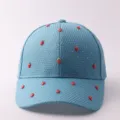 Blaue Mesh Baseball Cap mit Erdbeeranhaengern und Nieten Details fuer Sommer Freizeit. - Verstellbar / Frische Erdbeere - Blau