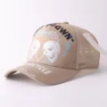 Vue détaillée de la casquette trucker en mesh brodé tête de mort, respirante et élégante. - Réglable / Doubles crânes face à face - Kaki