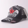 Casquette de baseball en mesh gris foncé avec broderie tête de mort et style trucker. - Réglable / Crâne à étoile rouge - Gris foncé