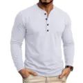 Detailansicht des weißen langärmligen Herren Henley-Hemds mit Knopfleiste und feinem Stoff. - M / Weiß