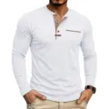 Herren Langarm Henley T-Shirt mit kontrastierender Knopfleiste und Brusttasche Detail. - M / Oberteile / Weiß