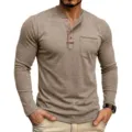Detailaufnahme des langärmeligen Herren Henley Shirts mit Knopfleiste und Brusttasche. - M / Oberteile / Khaki