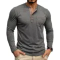 Vue détaillée d'un t-shirt henley à manches longues pour homme avec patte contrastée et poche. - Gris foncé