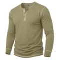 Detailaufnahme des langärmeligen Herren Henley Shirts mit Kontrastnähten und Knopfleiste. - S / Grün