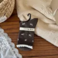 Chaussettes marron à fleurs et volants, chaussettes rétro mignonnes avec emballage papier. - Floral Riche