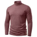 Nahaufnahme Detail des langarmigen Herren Rollkragenpullovers in elegantem Dunkelrot. - S / Burgunderrot