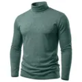 Detailansicht des dunkelgrünen Strick-Rollkragen-Langarmshirts für Herren mit Kragen. - Grün