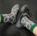 Chaussettes mi-hautes grises tendance à lignes blanches et bords verts, style streetwear. - Taille unique / Revers Vert
