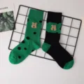 Chaussettes mi-hautes asymétriques vertes à pois avec broderie d'ours mignon pour femmes. - Taille unique / Chien café (noir et vert)