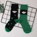 Chaussettes femme asymétriques à pois avec motif de chien mignon, design color block tendance. - Taille unique / Chien à chapeau blanc (noir et vert)