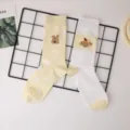Chaussettes mi-hautes asymétriques pour femmes avec broderie chien rigolote et pois tendance. - Taille unique / Base jaune crème