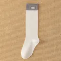 Calze al polpaccio bicolore da donna con lettera ricamata, cotone a costine écru e grigio. - Donna 35-39 / Bianco