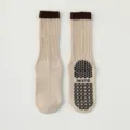 Bequeme Anti-Rutsch Yoga Socken für Damen, mittelhohe Fitness Sportsocken mit Grip. - Einheitsgröße / Khaki