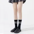 Chaussettes mi-mollet JK noires avec trois rayures blanches, variante de bas style japonais. - Chaussettes mi-mollet / Noir