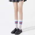 Chaussettes mi-mollet en velours style japonais JK à trois bandes pour femmes, blanches et rayées. - Chaussettes mi-mollet / Rayé Rouge Bleu