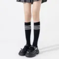 Chaussettes JK noires avec rayures blanches, chaussettes hautes en velours pour femmes. - Chaussettes hautes / Noir