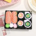 Kreatives Sushi-Socken-Set mit Lachs-Nigiri und Rollen-Design im Tablett serviert. - Einheitsgröße / 3er Pack / Sushi Socks